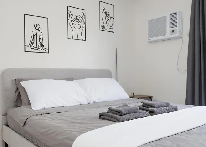 Unit Near Sm And Ayala With Pool, Gym, Balcony And Fast Wifi