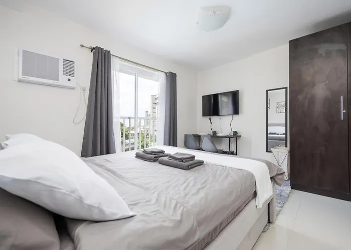 Unit Near Sm And Ayala With Pool, Gym, Balcony And Fast Wifi