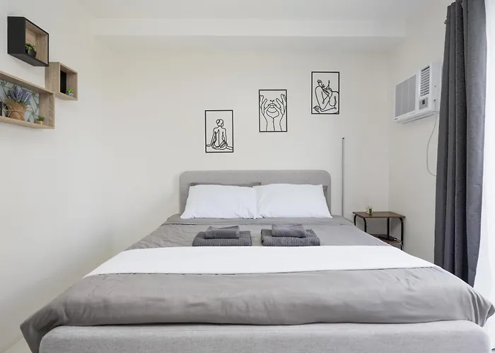 Unit Near Sm And Ayala With Pool, Gym, Balcony And Fast Wifi Apartment